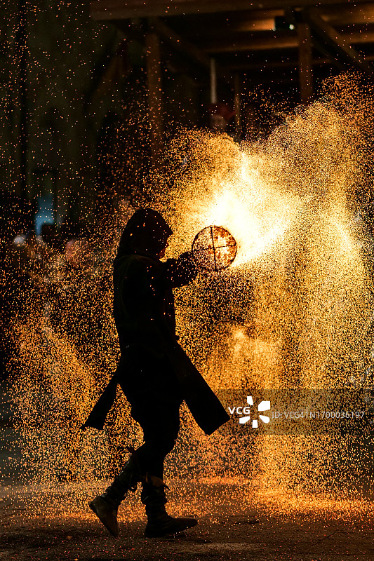 意大利翁布里亚小镇中世纪节日期间壮观的火花舞蹈图片素材