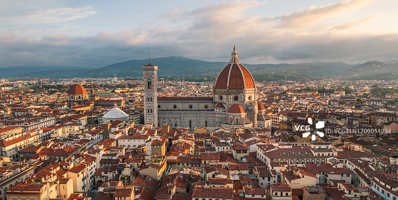 佛罗伦萨大教堂的日出航拍视角图片素材