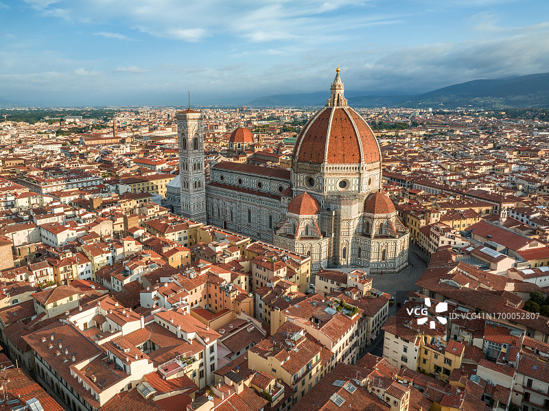 意大利佛罗伦萨大教堂（圣母百花大教堂）日落时分的航拍图片素材