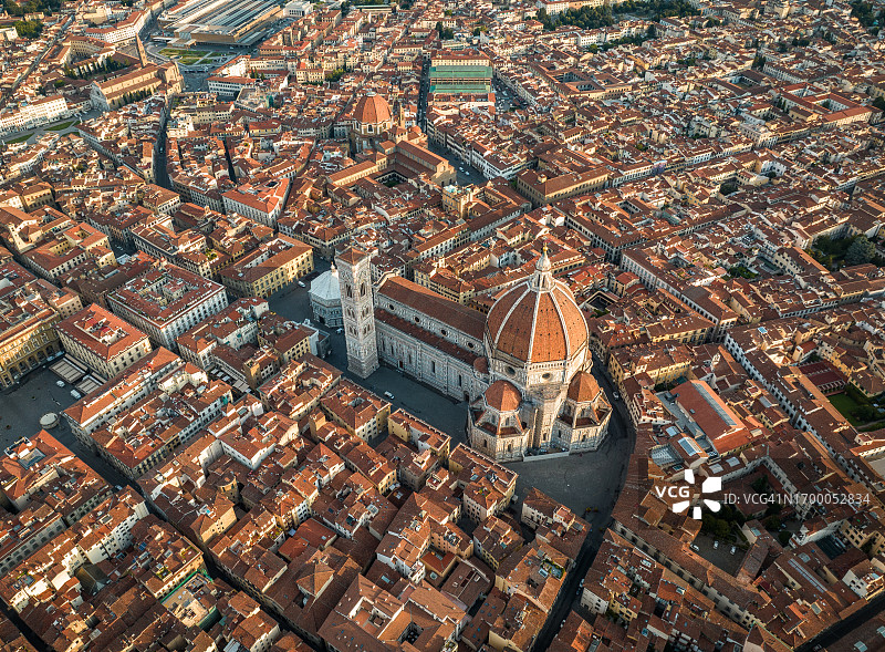 佛罗伦萨大教堂（圣母百花大教堂）的航拍日落美景，意大利图片素材