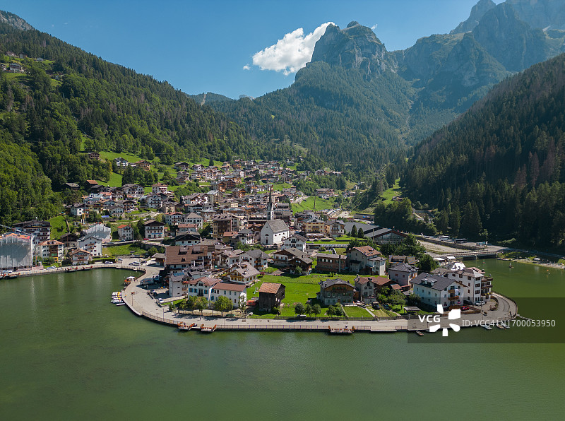 意大利贝卢诺阿莱盖村和阿莱盖湖航拍图片素材
