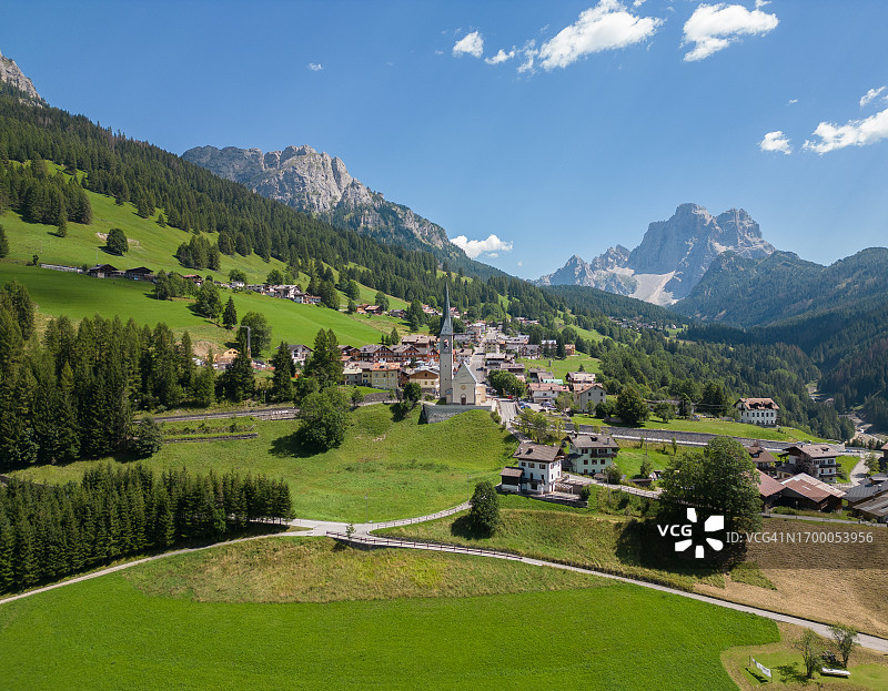 意大利多洛米蒂山卡多雷塞尔瓦教堂空中俯瞰图片素材