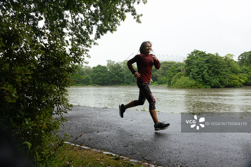在趣味跑中阔步前进图片素材
