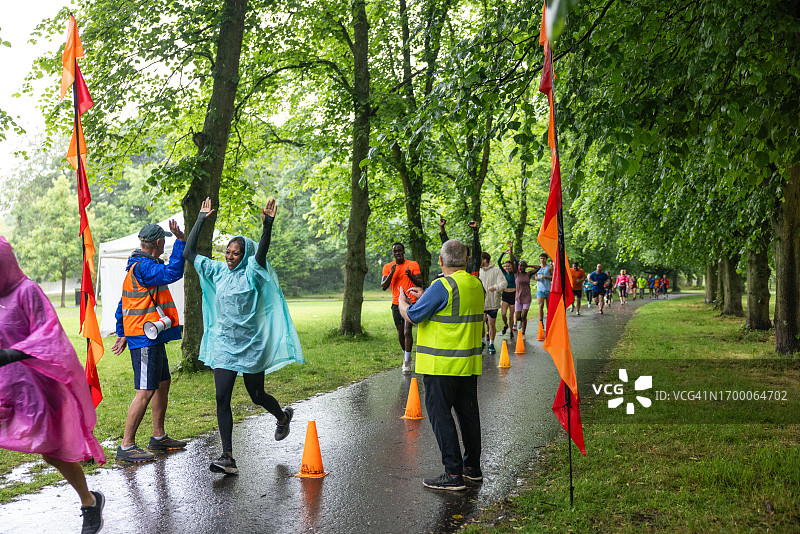 庆祝趣味跑的成功图片素材