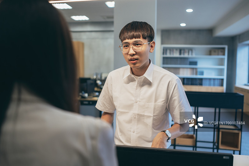 前台视角：服务人员为访客办理业务图片素材