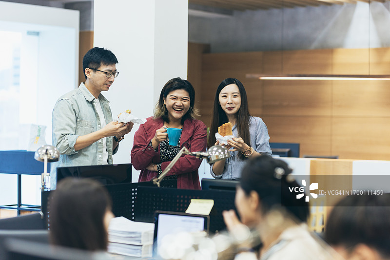 午休时间，员工们决定从附近餐厅点外卖，在办公室享用午餐图片素材