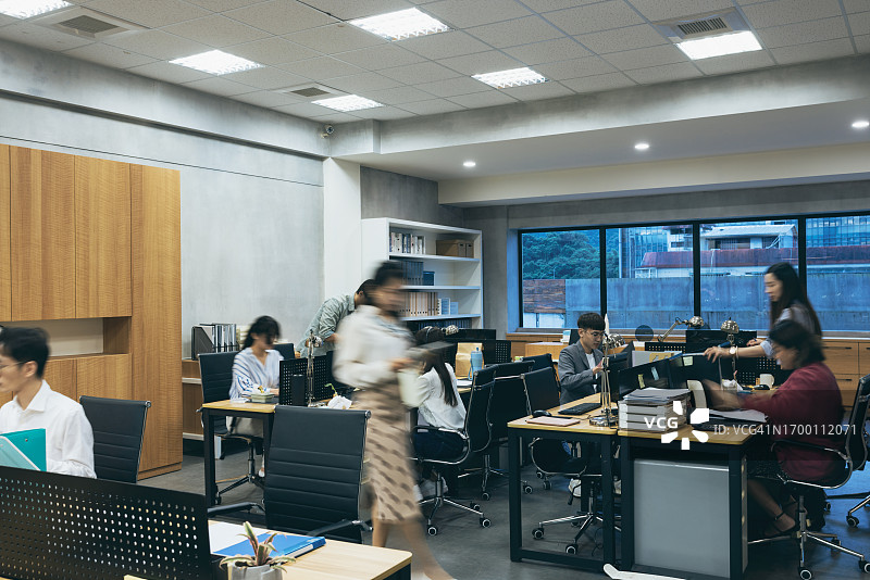 员工专注工作的繁忙办公室图片素材