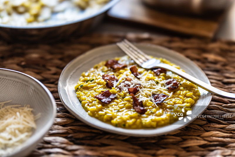 乡村盘中意式培根干酪南瓜烩饭图片素材