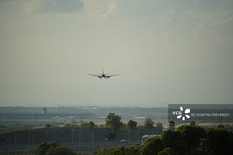 飞机下降准备着陆图片素材