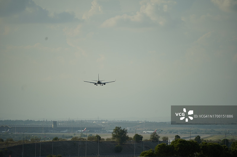 飞机降落准备着陆图片素材