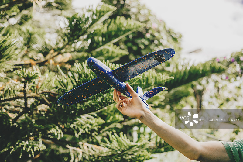 男性放飞紫色玩具飞机图片素材