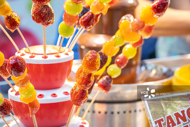 马来西亚市场的糖渍水果串图片素材