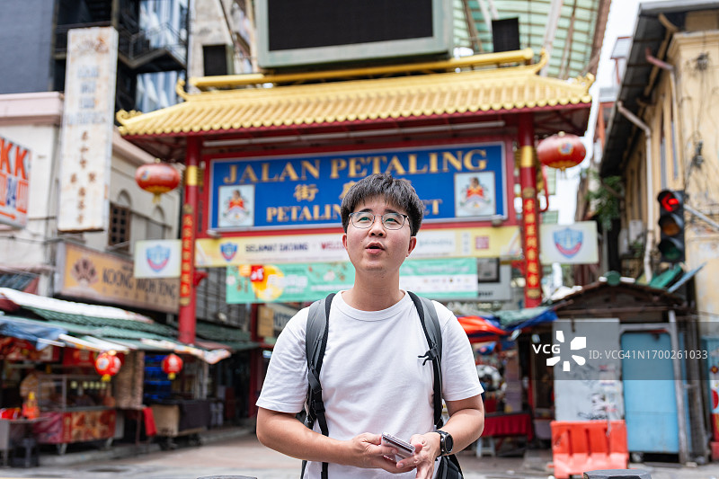 在吉隆坡中国城旅行的背包客图片素材