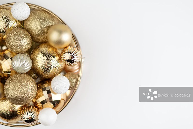 新年背景：圣诞树金色球，留白图片素材