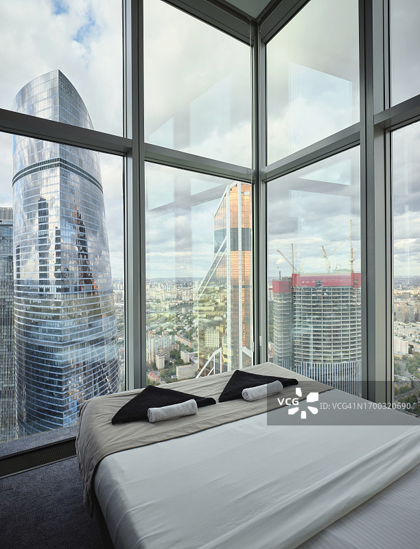 可俯瞰莫斯科市的酒店客房图片素材