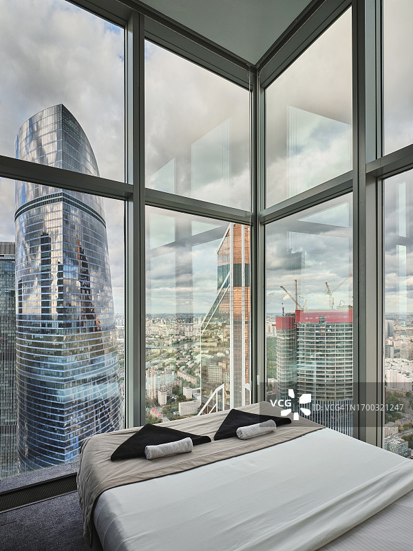 可俯瞰莫斯科市的酒店客房图片素材