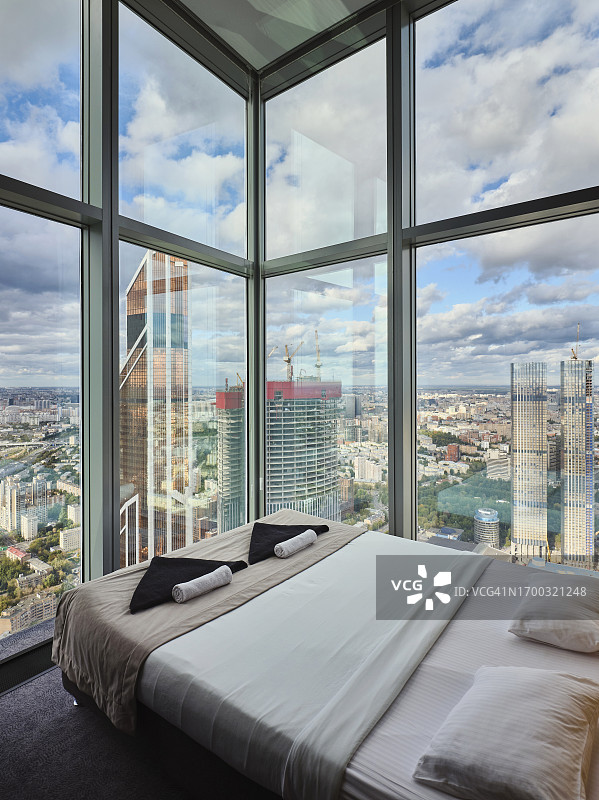 可俯瞰莫斯科市的酒店客房图片素材
