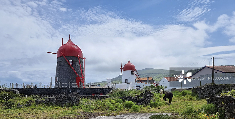 格拉西奥萨岛维拉达普拉亚的弗拉芒风车，亚速尔群岛图片素材