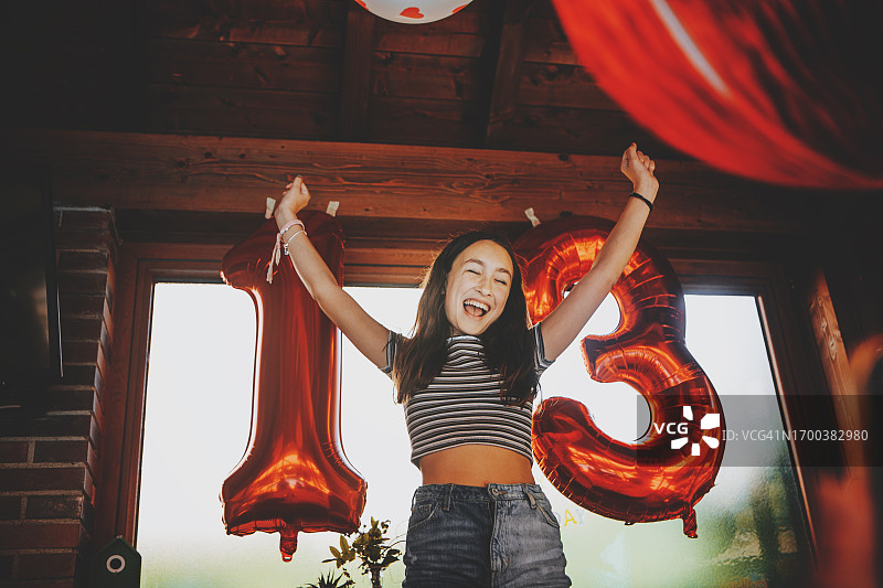 在生日派对上摆姿势的青少年儿童图片素材