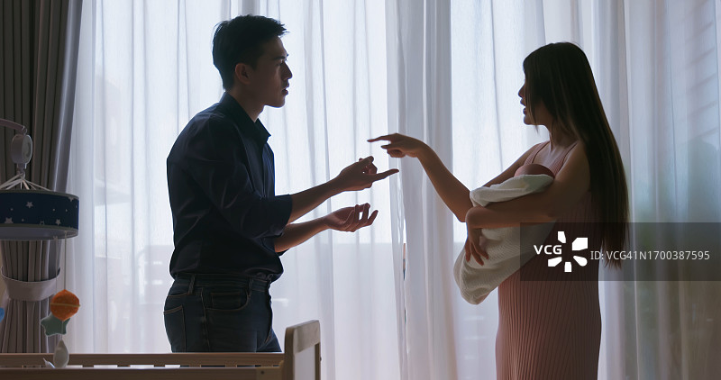 新手父母争吵图片素材