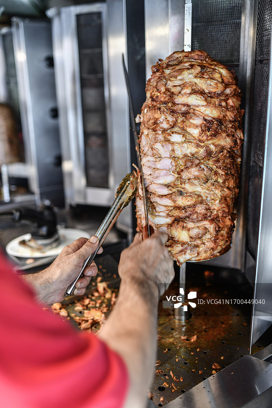 厨师切鸡肉卷图片素材