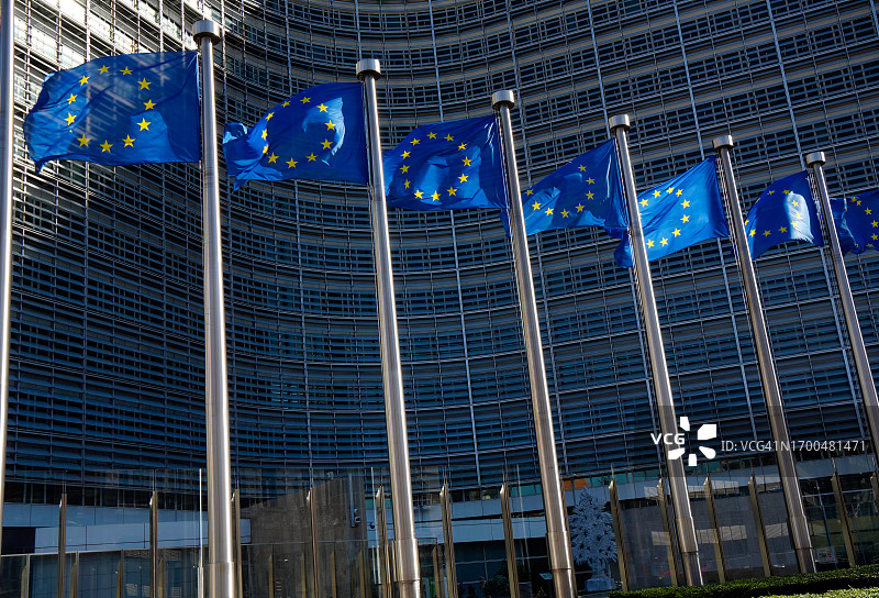 欧盟委员会，贝雷蒙大厦前的欧盟旗帜图片素材