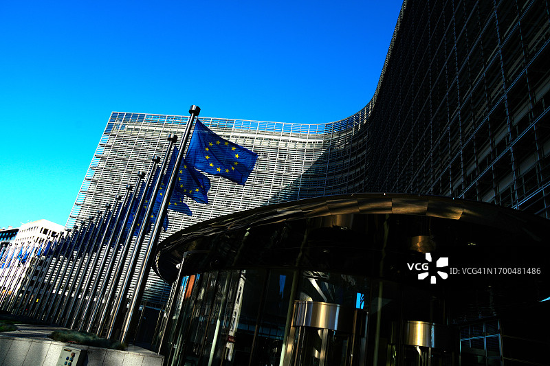 欧盟委员会，贝雷蒙大厦前的欧盟旗帜图片素材