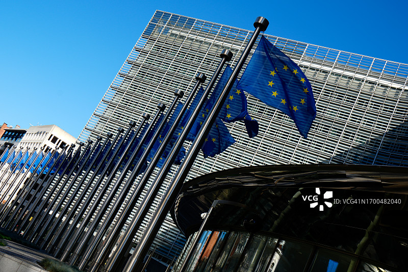 欧盟委员会，贝雷蒙大厦前的欧盟旗帜图片素材
