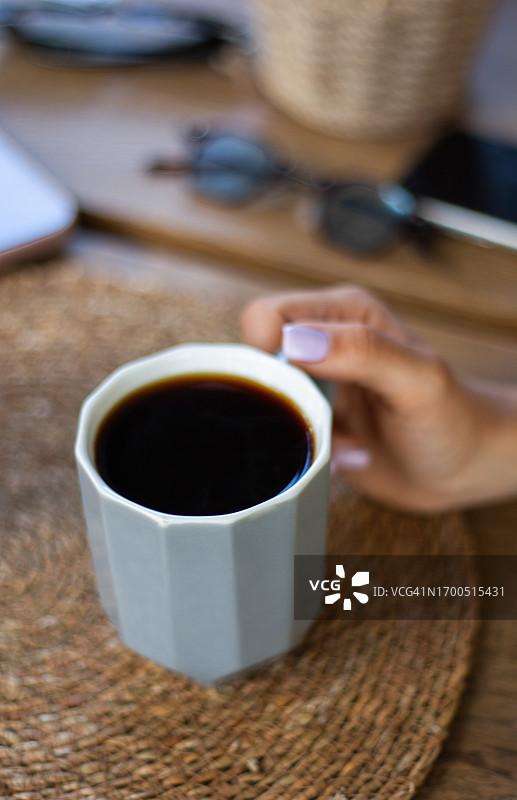 女子在喝过滤咖啡图片素材