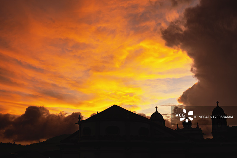 晚霞中的教堂剪影图片素材