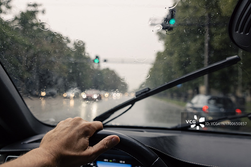 暴雨中驾驶图片素材
