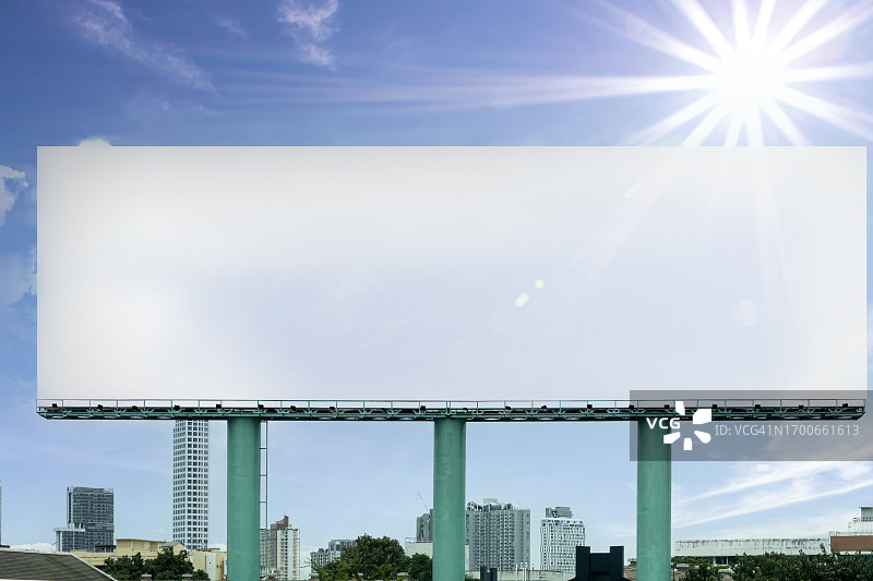 高速公路上的空白广告牌、营销广告banner媒体展示图片素材