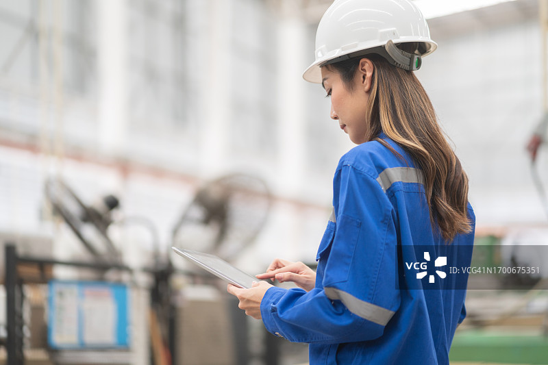 工程师检查包装盒生产过程中的原材料图片素材