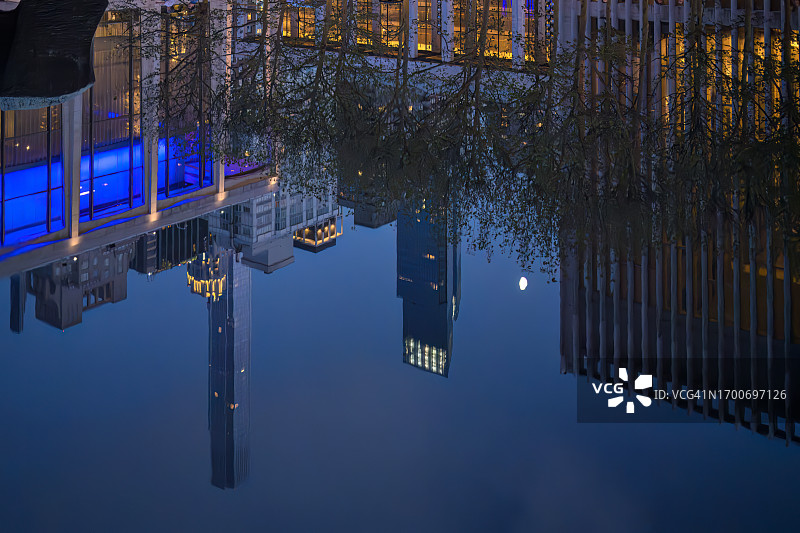 夜晚林肯中心建筑群的倒影与半月图片素材
