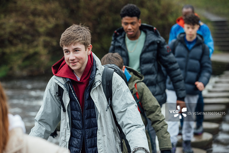 跨过石头图片素材