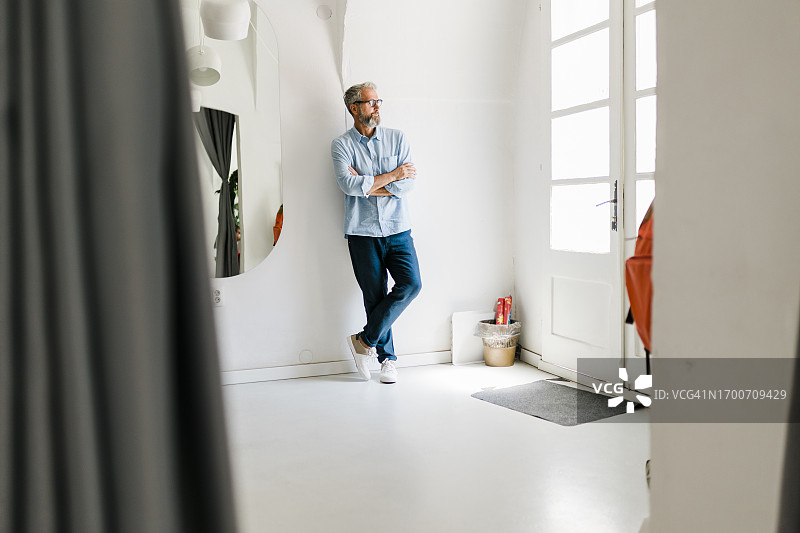 在室内戴眼镜的一位中年男人肖像图片素材