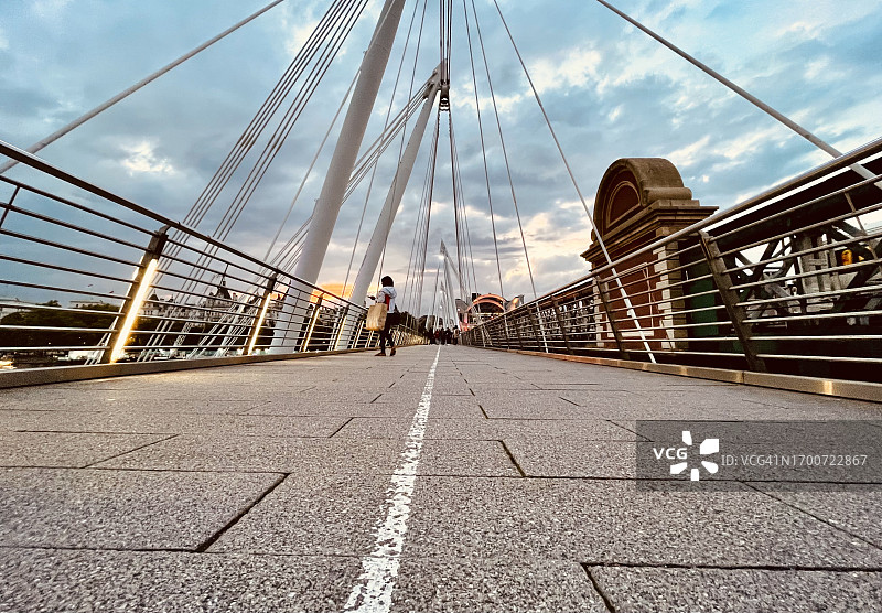 在伦敦桥上行走图片素材