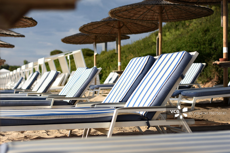 空旷的日光浴床和沙滩遮阳伞图片素材