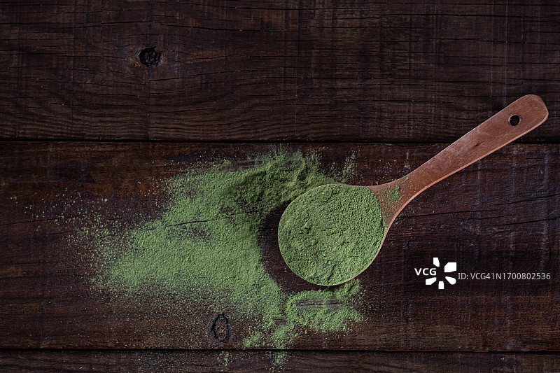 木勺中的辣木叶粉：一种营养替代品图片素材