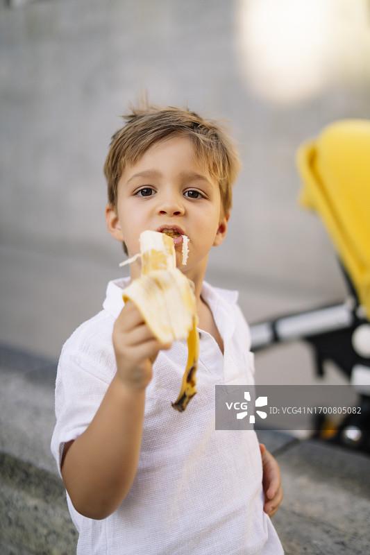 孩子享用下午茶点图片素材