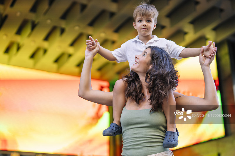 妈妈驮着小儿子图片素材