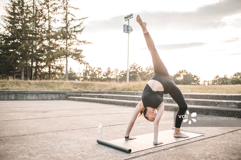 芭蕾舞者在公园做桥式运动图片素材