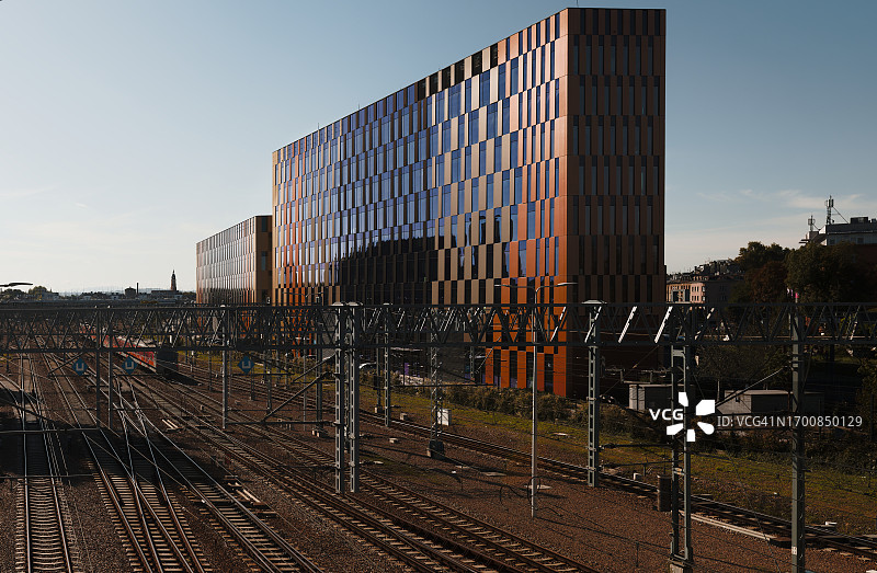 现代办公大楼和铁路轨道图片素材