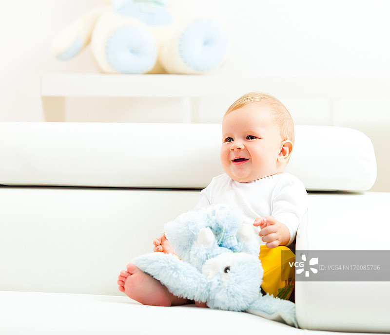 可爱宝宝坐在沙发上图片素材