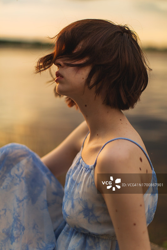 日落天空背景下的亚洲女性，波波头，周末活动图片素材