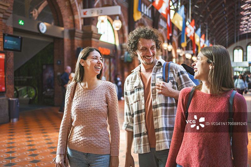 三个朋友在火车站聊天图片素材