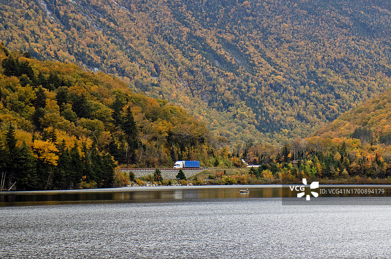 秋季美国新罕布什尔州弗兰科尼亚峡谷的拖拉机拖车图片素材