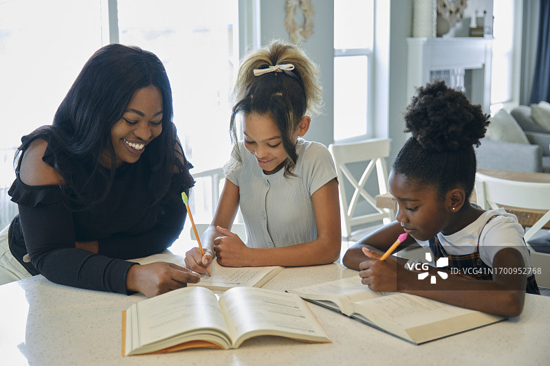 小学生女学生家庭作业图片素材