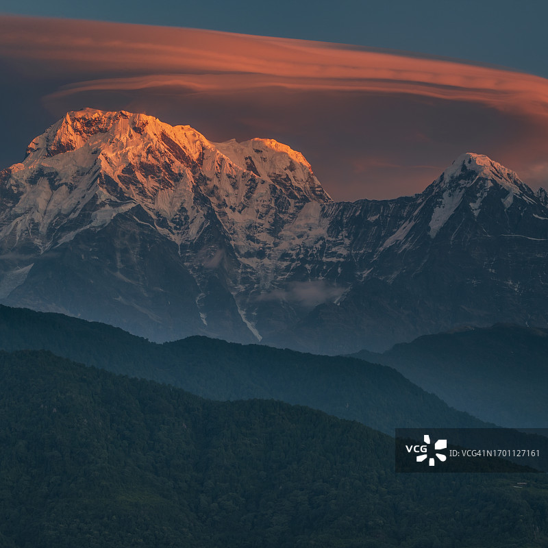 尼泊尔喜马拉雅山脉安纳普尔纳峰的日出图片素材