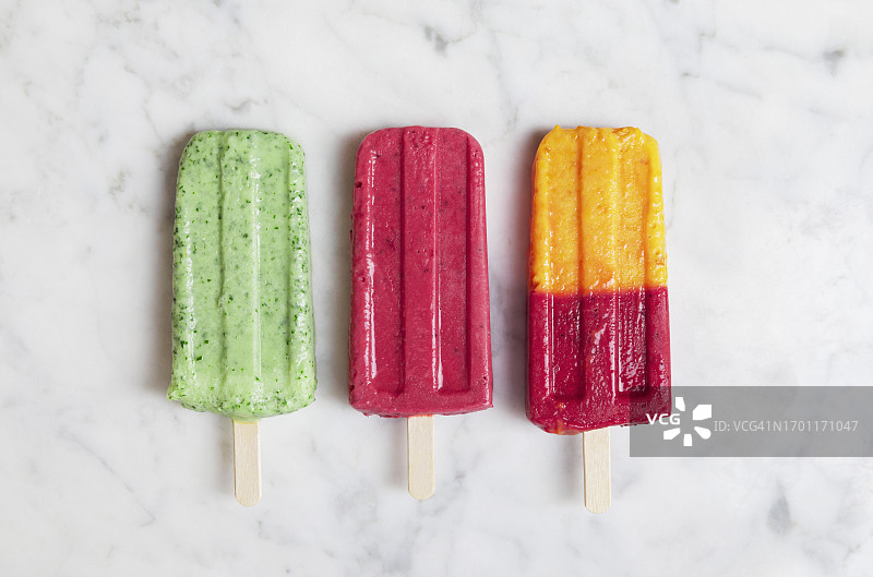 自制浆果冰棒，平铺于大理石背景上图片素材